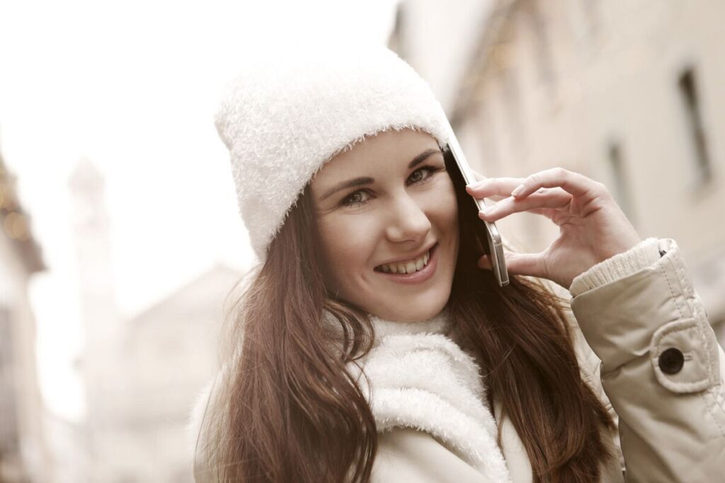 Femme souriante au téléphone pour contacter directement un vendeur