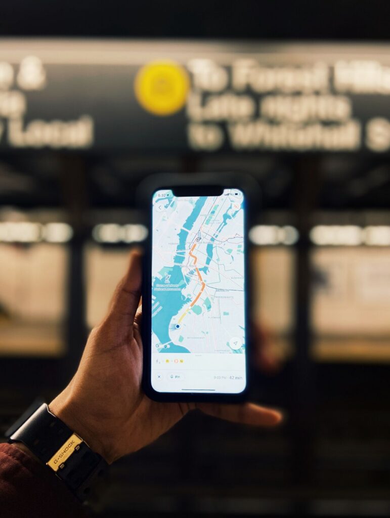 Personne consultant une carte sur son téléphone pour rechercher un vendeur de bois de chauffage
